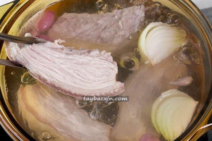 Bí quyết giữ vị ngọt tự nhiên khi luộc thịt