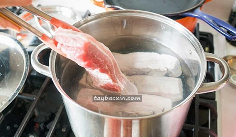 Chần thịt trước khi luộc