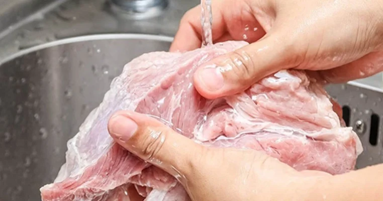 Có nên rửa thịt trước khi cho vào tủ lạnh không