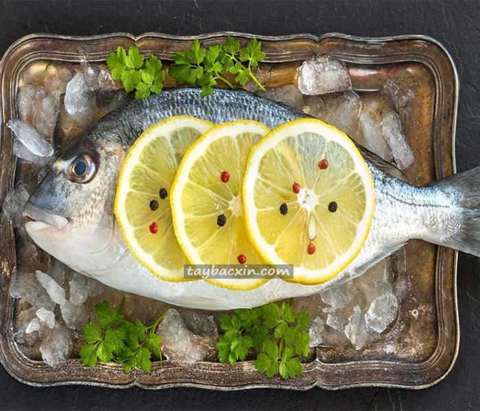 Dùng chanh hoặc giấm