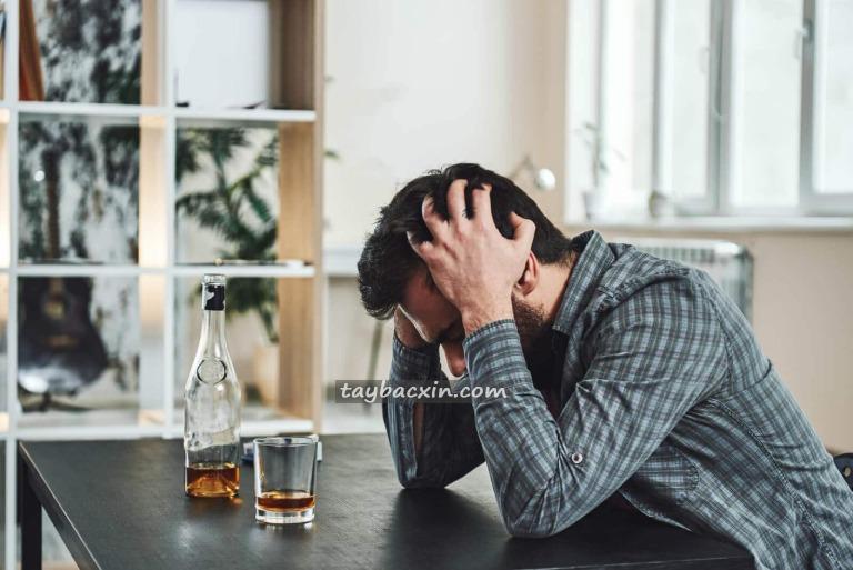 Phòng ngừa đau đầu ngay từ bàn nhậu