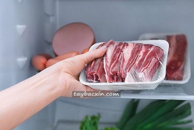 Vì sao không nên rửa thịt trước khi bảo quản lạnh